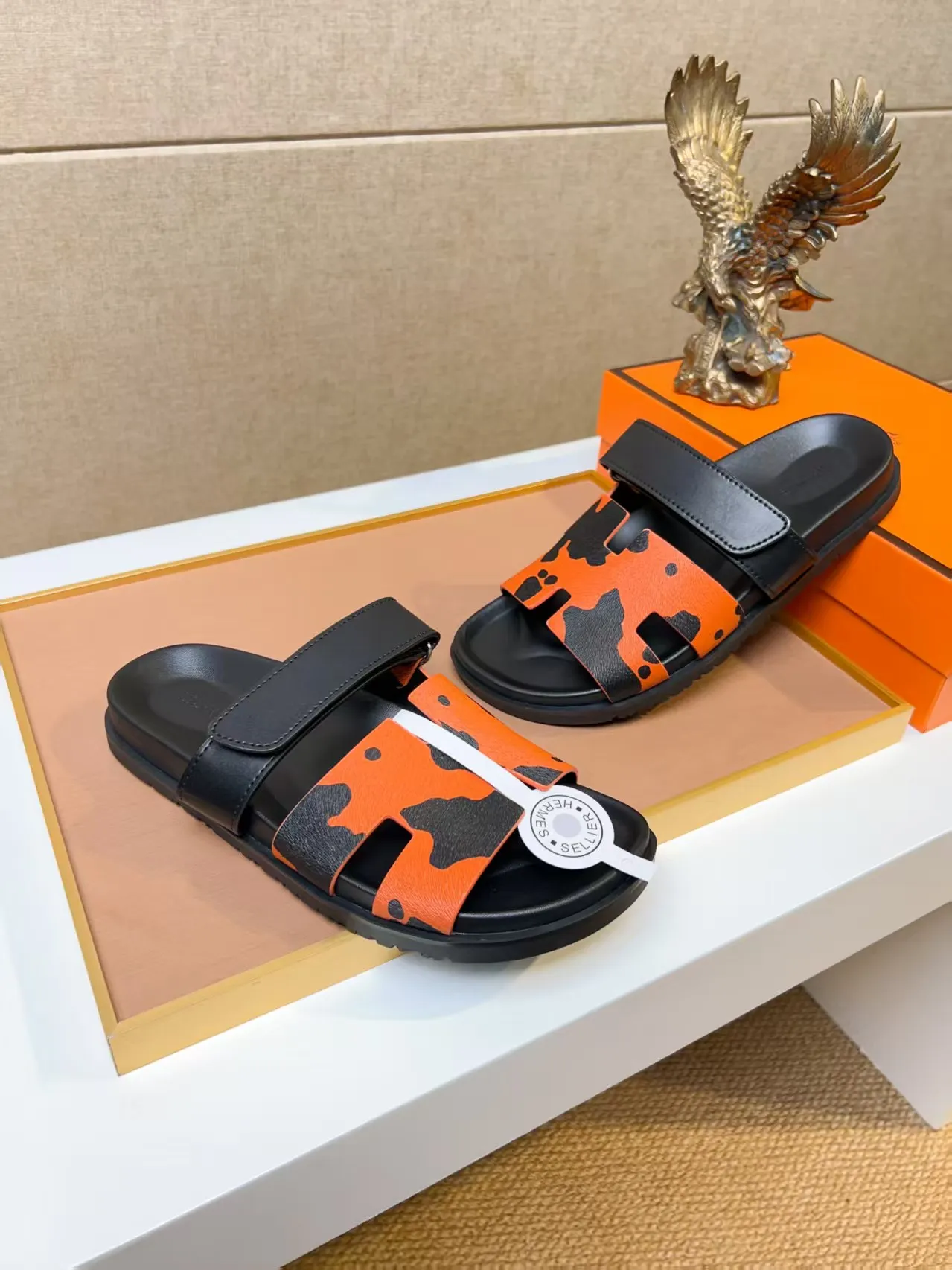 Men's clothing and shoes 💰340 💅💅💅 new arrival. Hermes Hermes official website latest counter synchronized new oran color leather H slippers, the original Paris version flew back to the original model and opened the mold to make it perfectly🍌The highest quality Sincerity, you can enter and leave the counter at will [Deyi] The upper is made of original customized  colored palm prints, crocodile print, ostrich print, colored cow leather, colored cow suede, 🤔 horse hair, 🥳 colored diamonds, 🥰 3D printing, and other genuine leather slippers, imported cow pattern foot pad lining, Italian  latest original genuine leather combination outsole Code number: 38-48 (customized at 46.47.48) Can be made into picture combination sole with genuine leather pattern and ordinary molded outsole